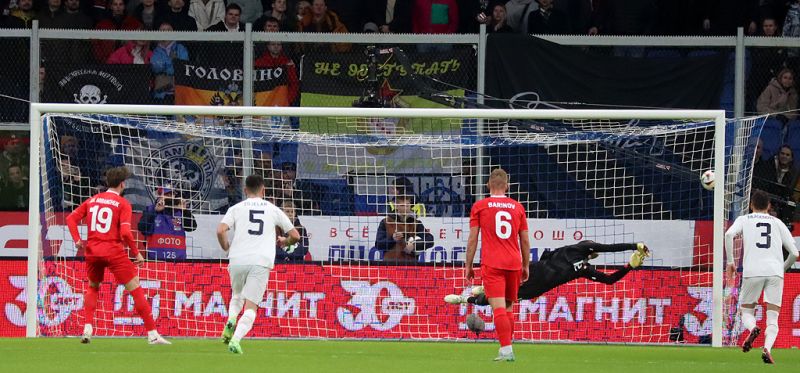 Сборная России забила два безответных гола Сербии в первом тайме, Гайич получил красную