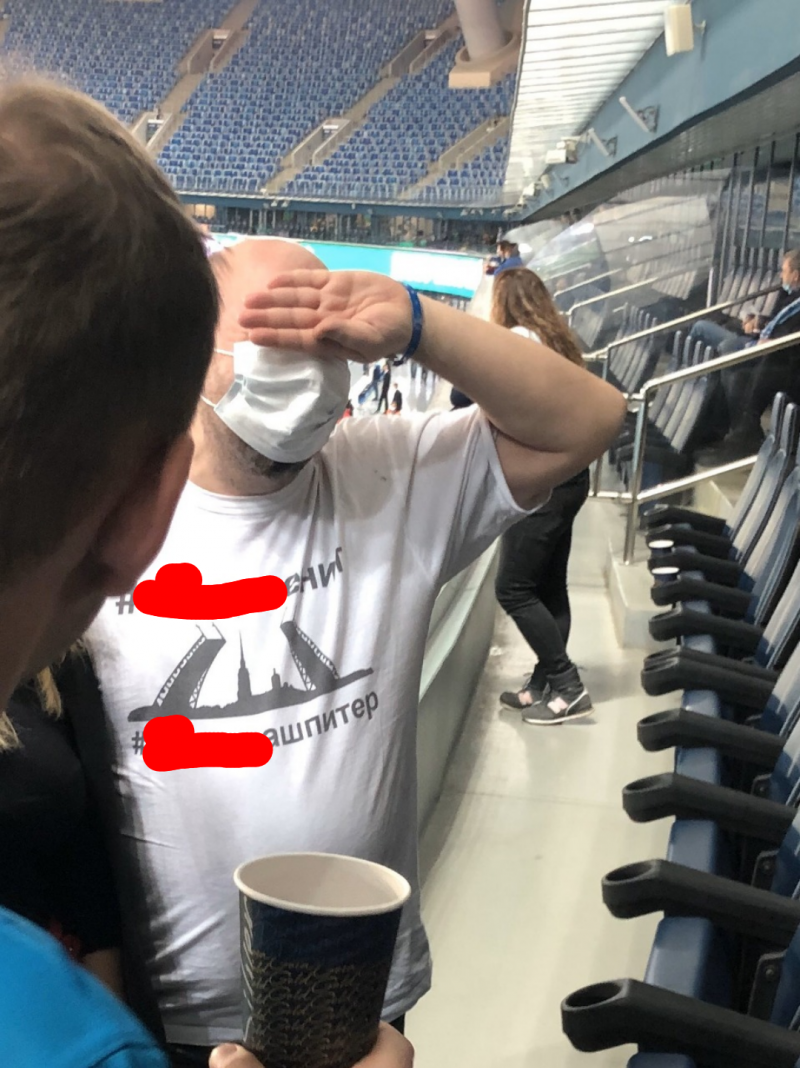 Соцсети взорвало фото главреда спортивного издания в футболке  с оскорблениями Зенита