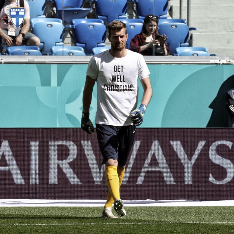 Игроки сборной Финляндии вышли на разминку в футболках со словами поддержки Эриксену