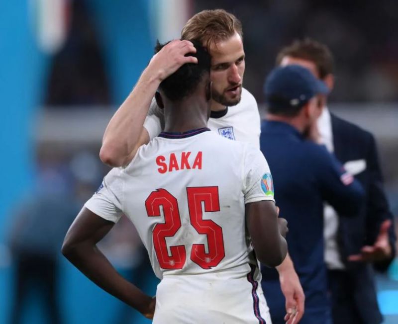 Игроки сборной Англии подверглись расистским нападкам в соцсетях после промахов в серии пенальти в финале ЧЕ-2020