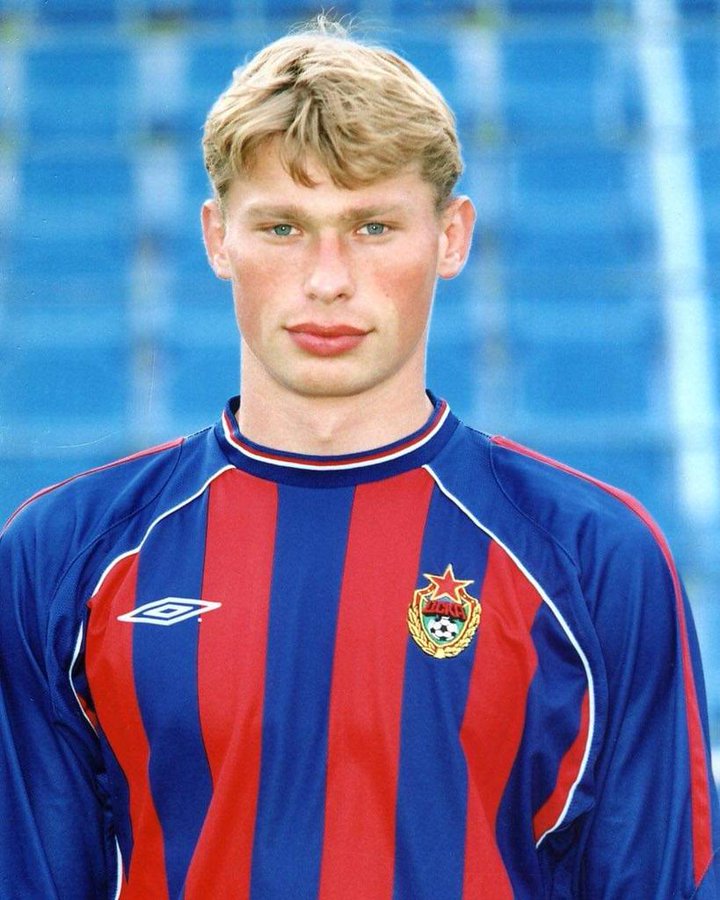 В 2002-м году за ПФК ЦСКА дебютировал Василий Березуцкий