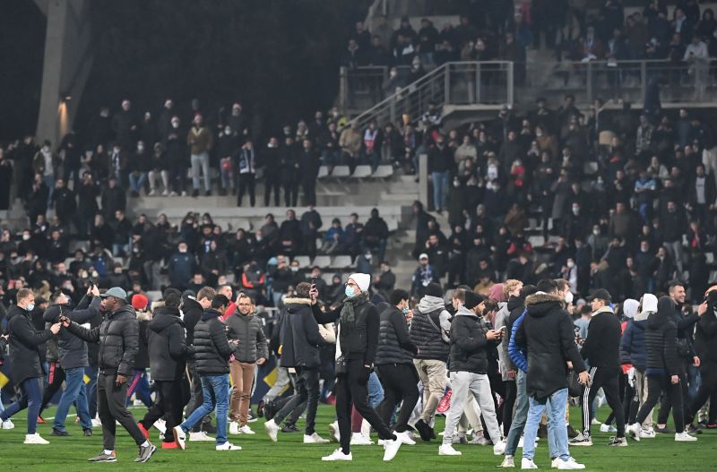 Беспорядки на матче Париж - Лион: хулиганы были вооружены нунчаками, велосипедными цепями и металлическими прутьями