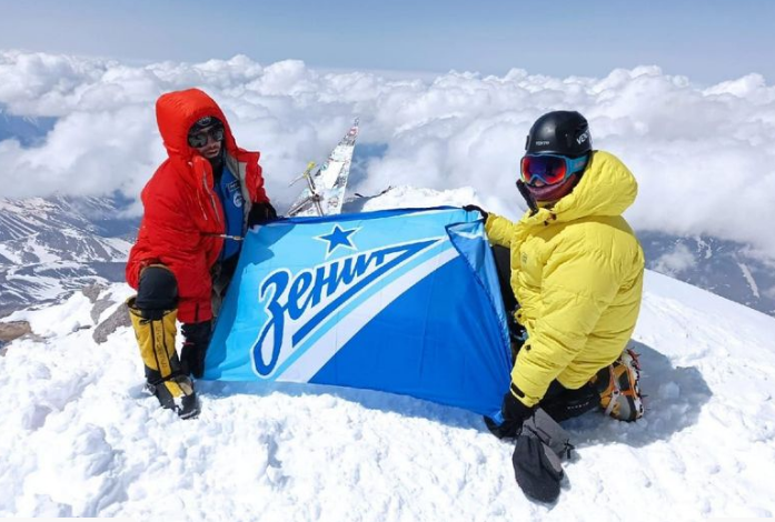 Флаг «Зенита» водрузили на вершину горы Эльбрус на высоту 5642 метра