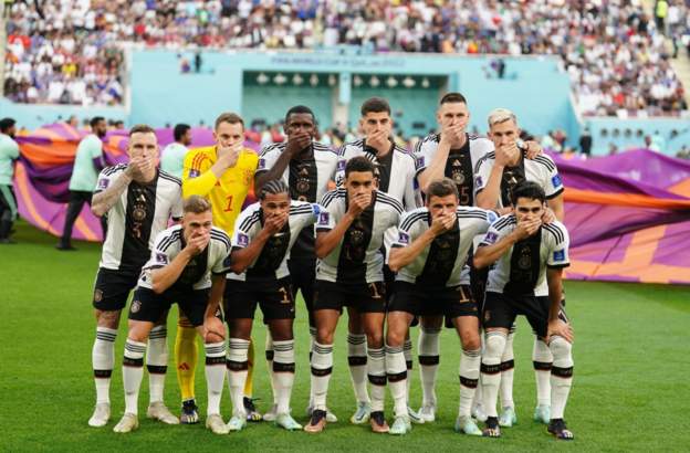 Игроки сборной Германии выразили протест из-за запрета на ношение разноцветной повязки на ЧМ-2022
