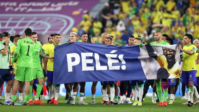 Футболисты сборной Бразилии вышли на поле с баннером в поддержку Пеле после выхода в четвертьфинал ЧМ-2022