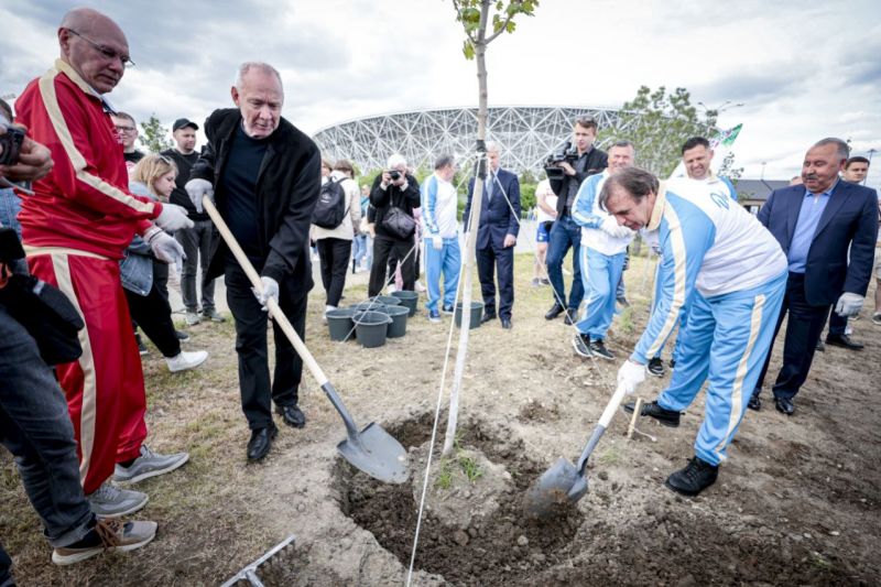 Легенды российского футбола высадили деревья «Сада памяти» в Волгограде