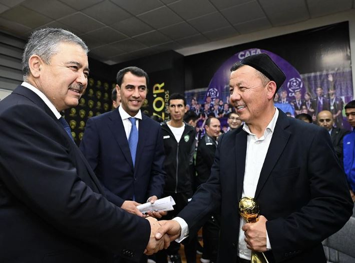 Отец Файзуллаева принял за Аббосбека награду лучшему футболисту Узбекистана