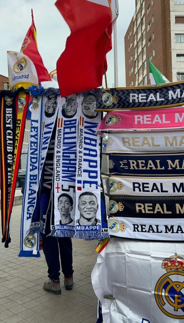 Шарфы с изображением Килиана Мбаппе начали продавать на стадионе «Реала»